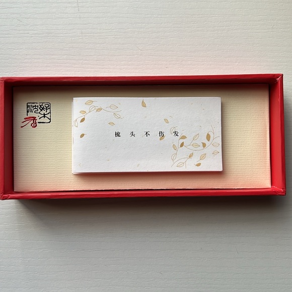 New In Box Handmade natural sandalwood hair comb - Picture 8 of 8